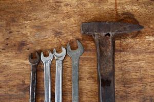 herramientas antiguas en una mesa de madera foto