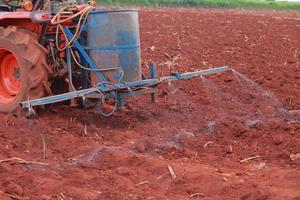 pulverizador de tractor para la agricultura. foto