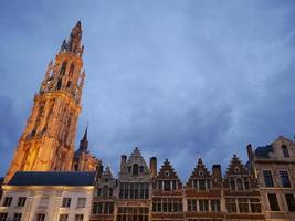 Amberes en Bélgica por la noche foto