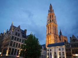 Amberes en Bélgica por la noche foto