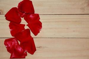 diseñar hermosas rosas rojas sobre fondo de madera envejecida. concepto de San Valentín. espacio para texto. foto