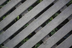 tablones de paletas de madera con hierba y flores silvestres, fondo del espacio de copia foto