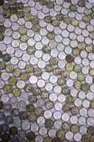 textura de monedas rusas. Disparo de fotograma completo de monedas dispuestas en la mesa foto