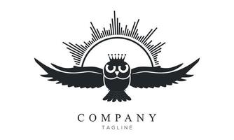 búho negro con el logotipo del vector de la corona, icono creativo del búho rey sobre fondo blanco