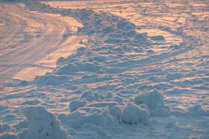 paisaje de invierno, huellas de neumáticos en la nieve, camino de nieve foto