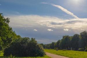 paisaje con majestuoso y hermoso cielo pre-amenazante dramático. cielo nublado foto