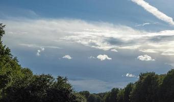 paisaje con majestuoso y hermoso cielo pre-amenazante dramático. cielo nublado foto