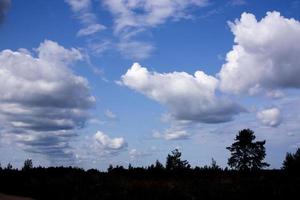 paisaje con majestuoso y hermoso cielo pre-amenazante dramático. cielo nublado foto