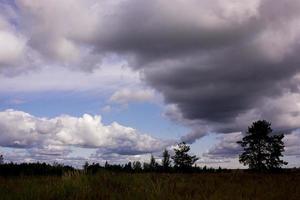 paisaje con majestuoso y hermoso cielo pre-amenazante dramático. cielo nublado foto