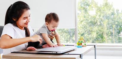 madre independiente trabaja en casa. maternidad moderna, hijita. educación en línea de los niños foto