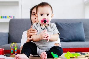 familia feliz y concepto del día de la madre, familia feliz disfruta juntos. foto