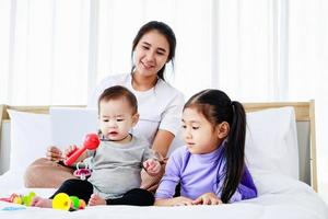 mamá feliz trabajando independiente desde casa con un niño pequeño, concepto de madre soltera. foto