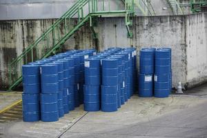 barriles de petróleo verdes o símbolo de advertencia de bidones químicos verticales. foto