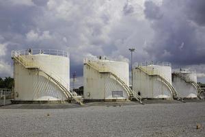 la fila de pequeños tanques blancos para gasolinera foto