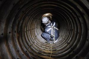 la inspección del trabajador masculino midió el espesor circular del tubo de la bobina del espesor mínimo del escaneo de la caldera foto