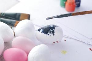 pintura sobre un huevo de color blanco foto