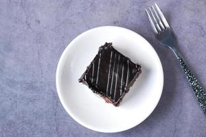 Rebanada de brownie en un plato sobre la mesa foto