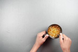 sopa de taza instantánea en una taza en la mesa foto