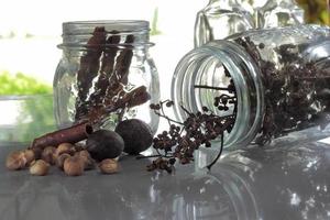 tarros de especias en la mesa de la cocina foto