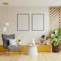dos maquetas de carteles enmarcadas verticalmente en una pared blanca vacía en una sala de estar decorada con un sillón.