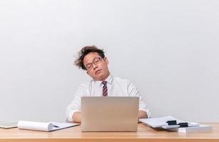 hombre de negocios asiático sentado y trabajando y estresado foto