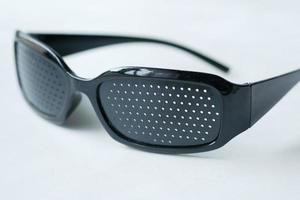 gafas perforadas con agujeros para entrenar la visión foto