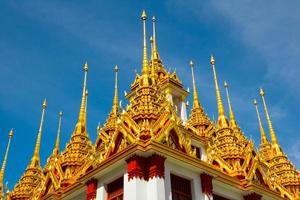 templo del techo en el cielo azul en Tailandia. nombre del templo wat ratchanadda en bangkok. foto