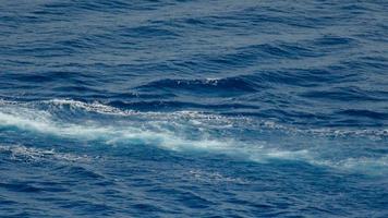 service blanc dans l'océan bleu vif laissé par un bateau de plongée video