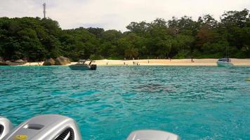 Rückansicht von der Schnellboot-Abfahrt von den Similan-Inseln video