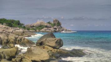 olas turquesas rodaron sobre las rocas, playa de la isla de koh miang, islas similares, material de archivo hdr video