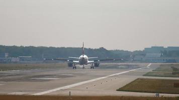 El avión comercial de pasajeros llegó al aeropuerto, frenando. vista trasera, avión en la pista video