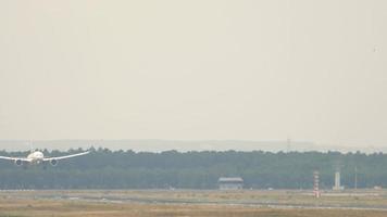 avião widebody pousa na pista 7c do aeroporto internacional de frankfurt. video