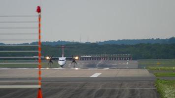 turboélice taxiando após o pouso na pista no aeroporto de Dusseldorf video