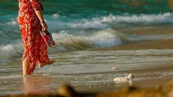 mulher anda na praia de areia coral, ilhas similan