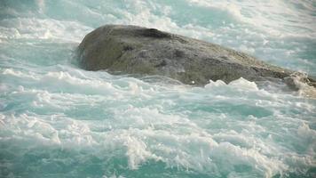 onde turchesi rotolate sulle rocce, spiaggia dell'isola di koh miang, isole similan, rallentatore video