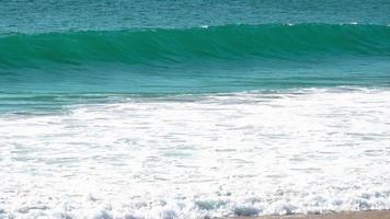 maremotos en el océano cerca de la playa de nai harn video