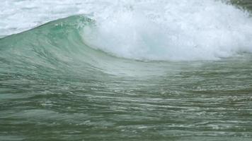 ondas turquesa rolaram na praia, nai harn beach, phuket video