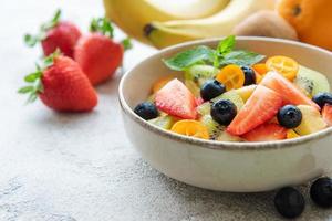 ensalada de fruta fresca saludable en un bol foto