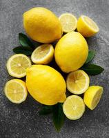 limones maduros frescos sobre fondo oscuro foto
