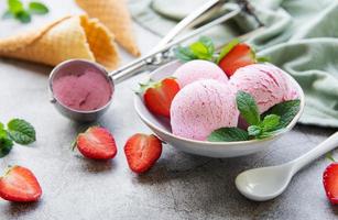 helado de fresa casero con fresas frescas foto