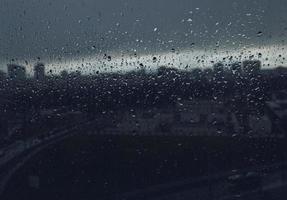 gotas de agua fluyen por la superficie foto