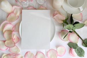 maqueta de menú de boda con rosa y pétalos foto