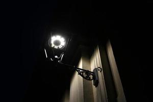 linterna - un dispositivo para iluminar la calle por la noche foto