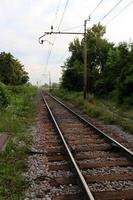 una carretera con vías férreas destinadas al movimiento de material rodante ferroviario. foto