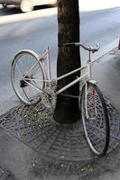 puestos de bicicletas en la calle en una gran ciudad foto