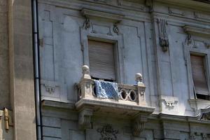 pequeño balcón en la parte delantera del edificio foto