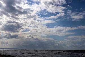 nubes de tormenta en el cielo sobre el mar mediterráneo foto