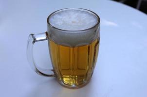 cerveza ligera fresca en un vaso. foto