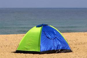 carpa turística en la costa mediterránea. foto