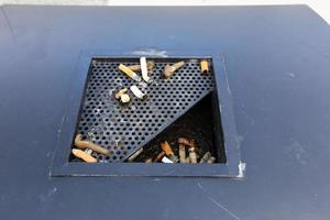 cenicero - un recipiente para cenizas de tabaco, colillas de cigarrillos, cigarros. foto